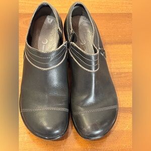 Jambu Women's Black Leather Mules